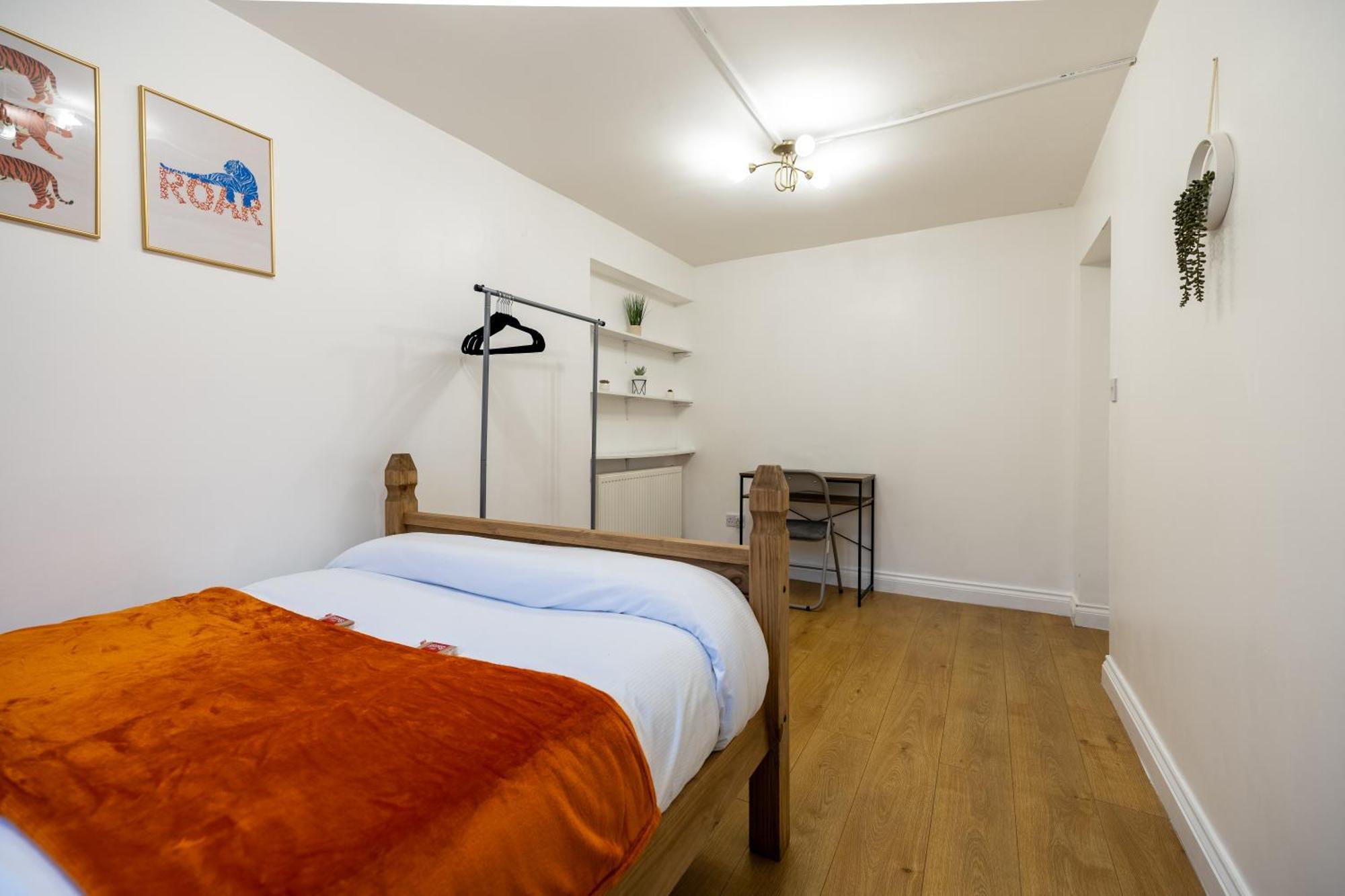 Spacious 5 Bedroom Near Retail Park - By Traboule Ltd Apartment