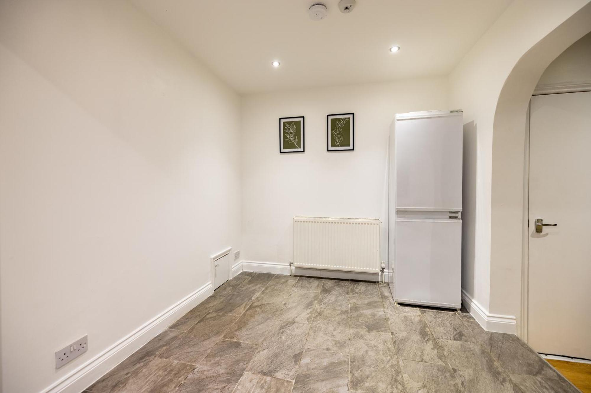 Spacious 5 Bedroom Near Retail Park - By Traboule Ltd Apartment *