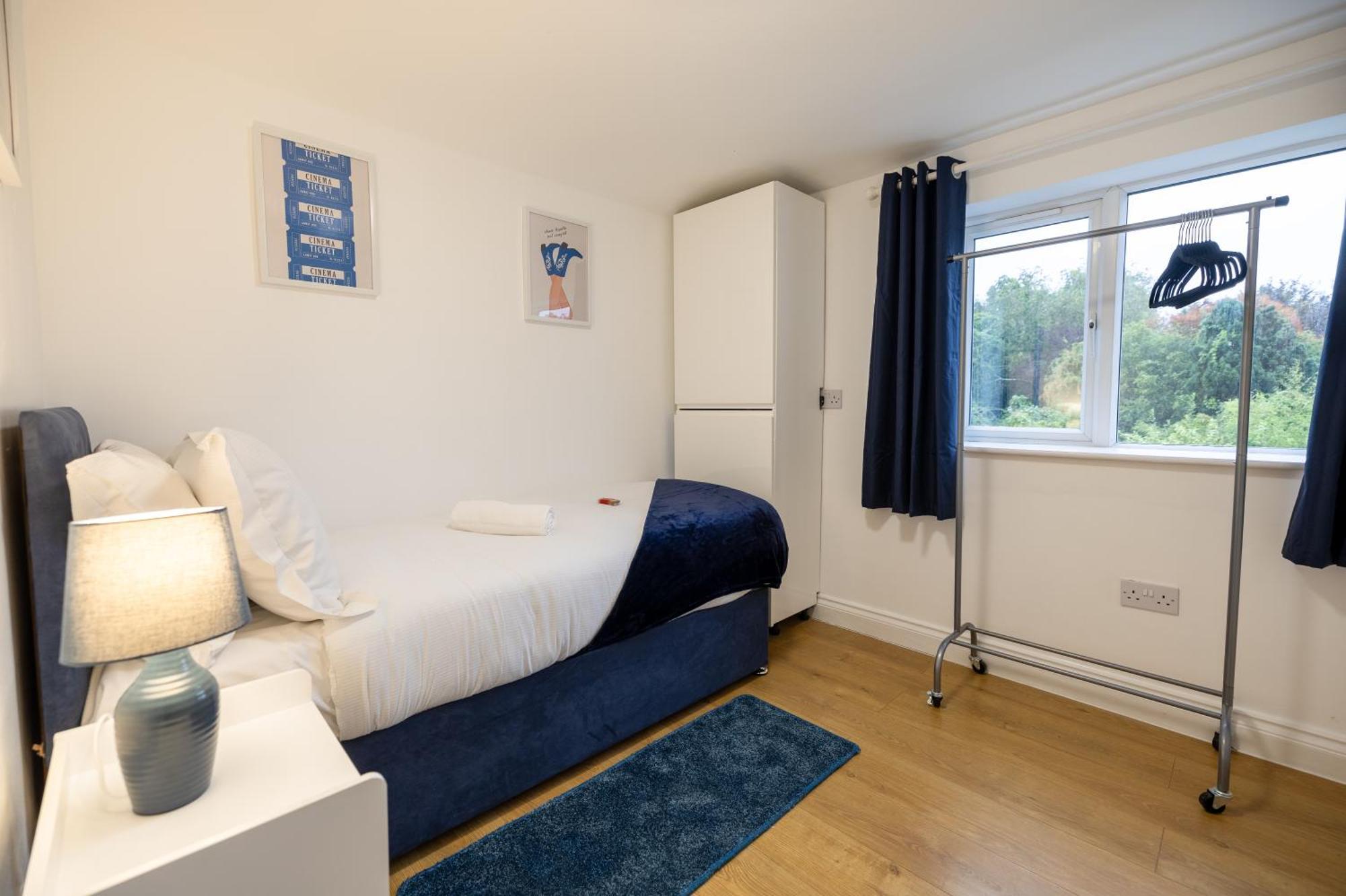 Spacious 5 Bedroom Near Retail Park - By Traboule Ltd