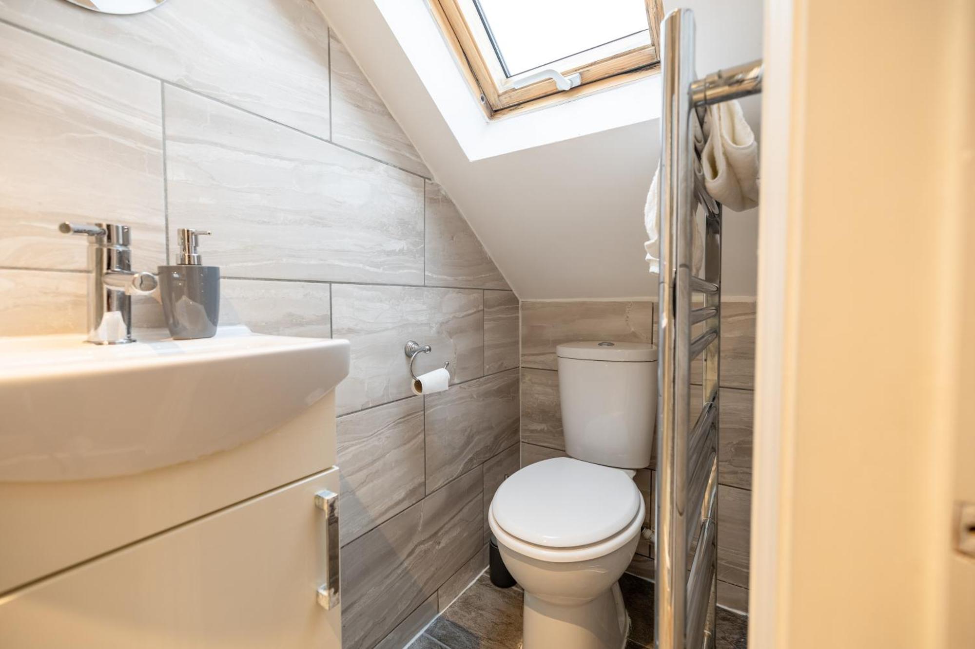 Spacious 5 Bedroom Near Retail Park - By Traboule Ltd Apartment *