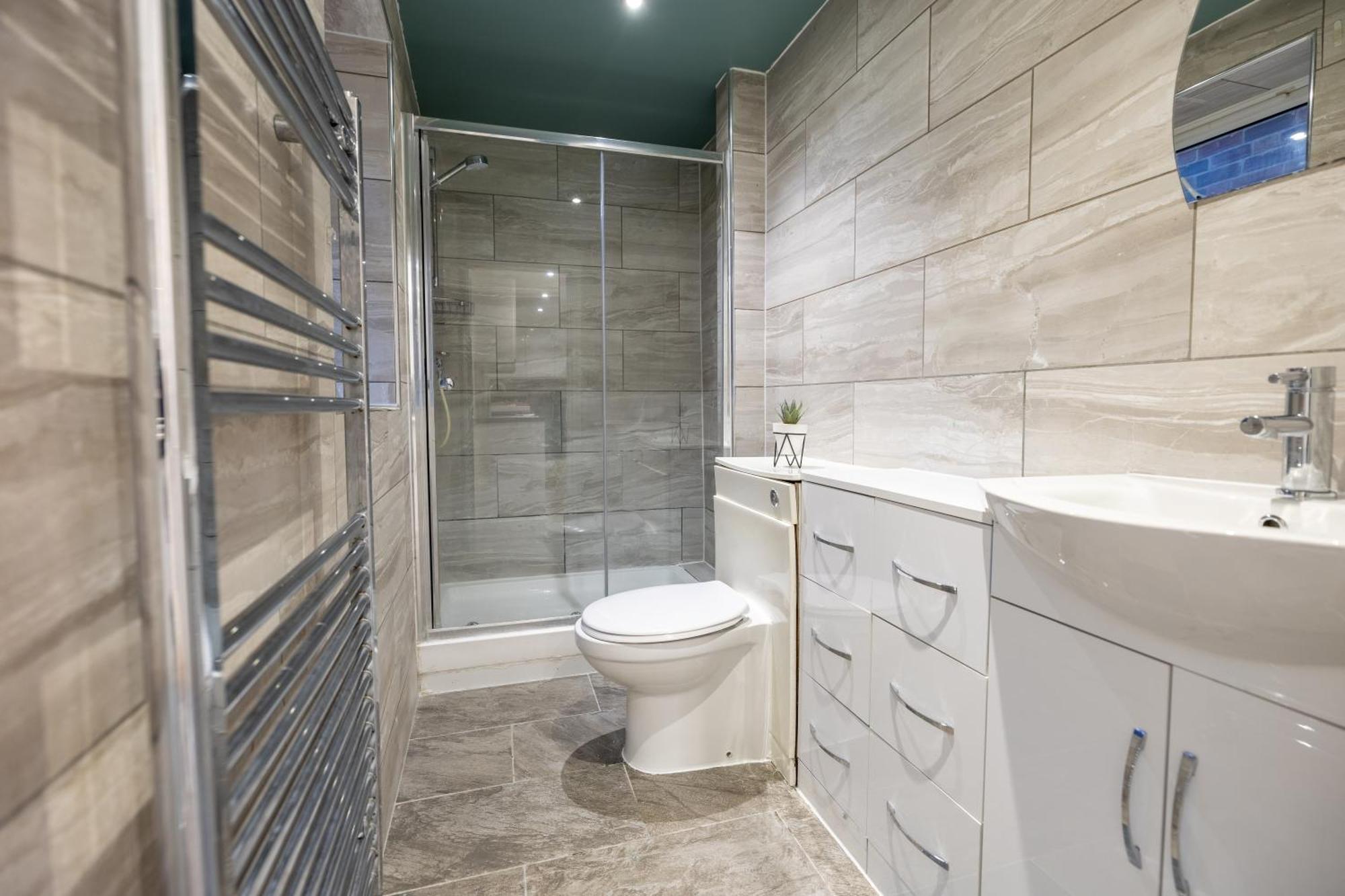 Apartment Spacious 5 Bedroom Near Retail Park - By Traboule Ltd *