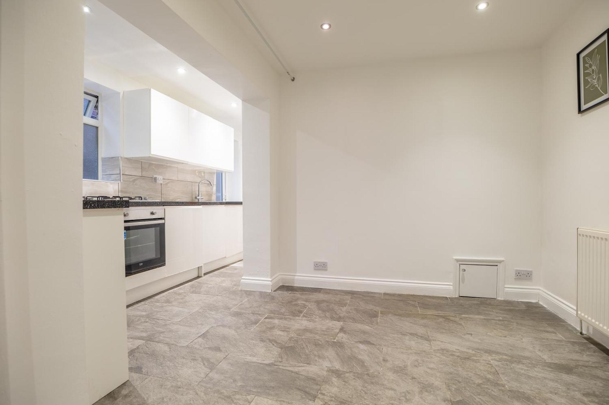 Spacious 5 Bedroom Near Retail Park - By Traboule Ltd *