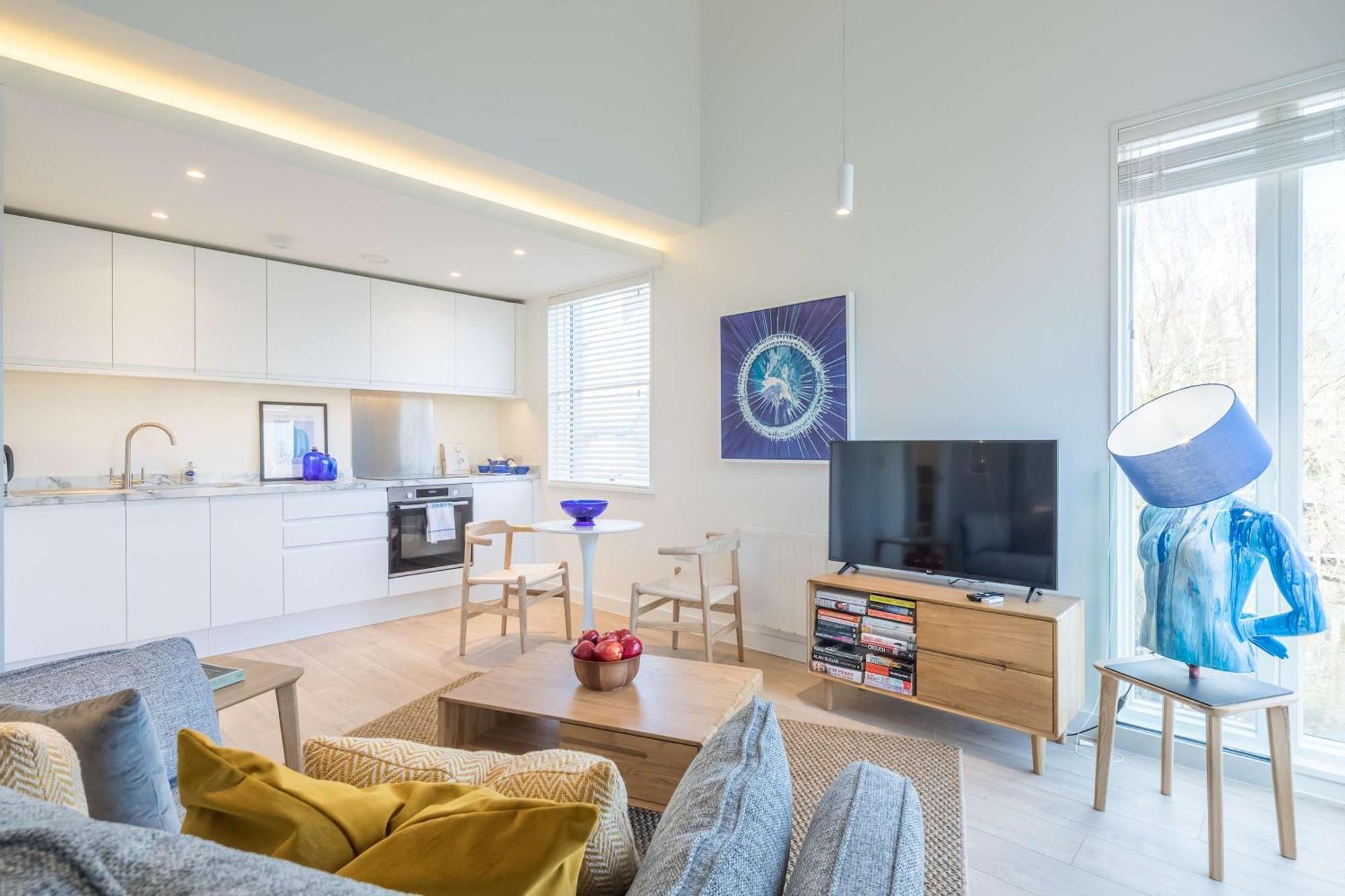 Luxury Riverside Views & Parking Apartment *
