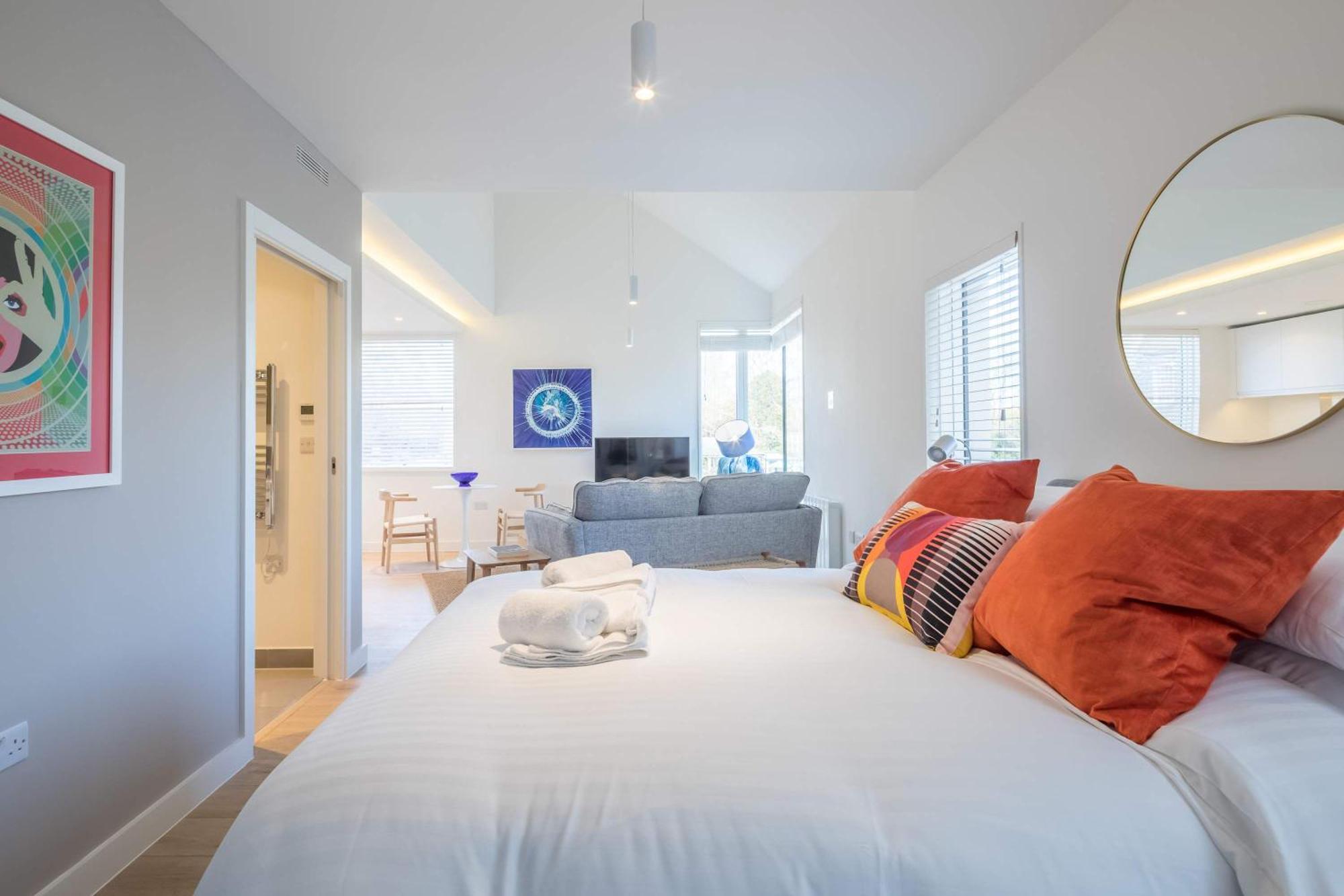 Apartment Luxury Riverside Views & Parking *