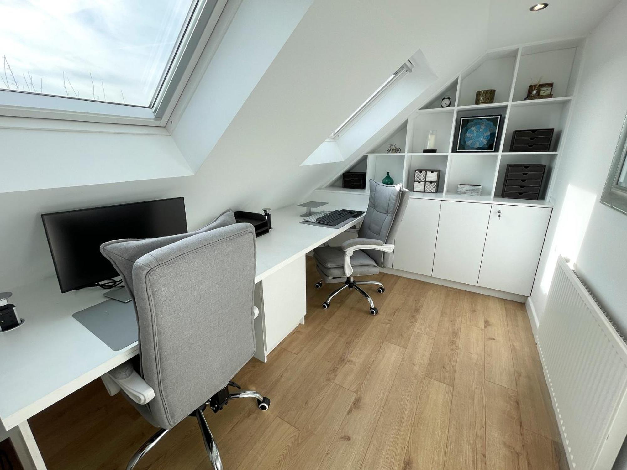 Holiday home Luxurious Large Open Plan Family - Walk To Addenbrookes - Homehost