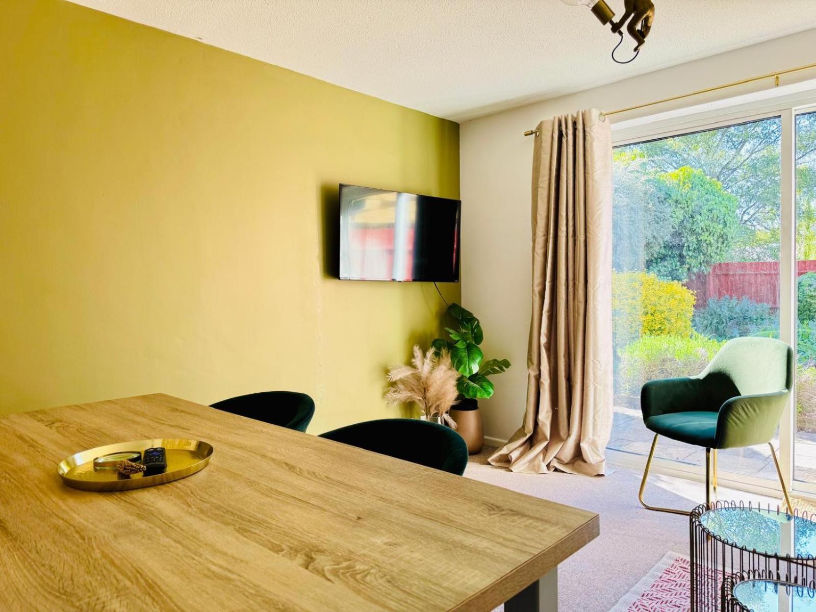 Jade's Cozy Retreat: Pet-friendly 2-bed With Garden Holiday home