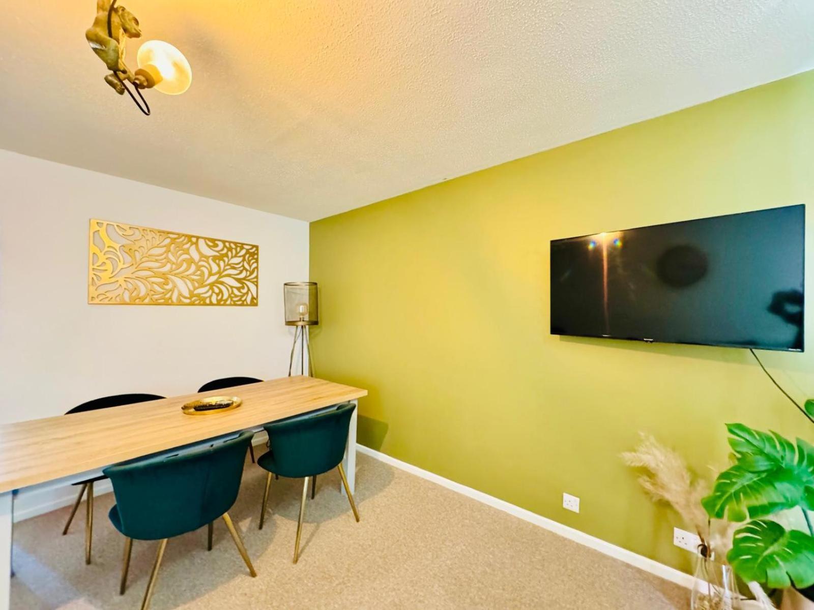 Jade's Cozy Retreat: Pet-friendly 2-bed With Garden Holiday home
