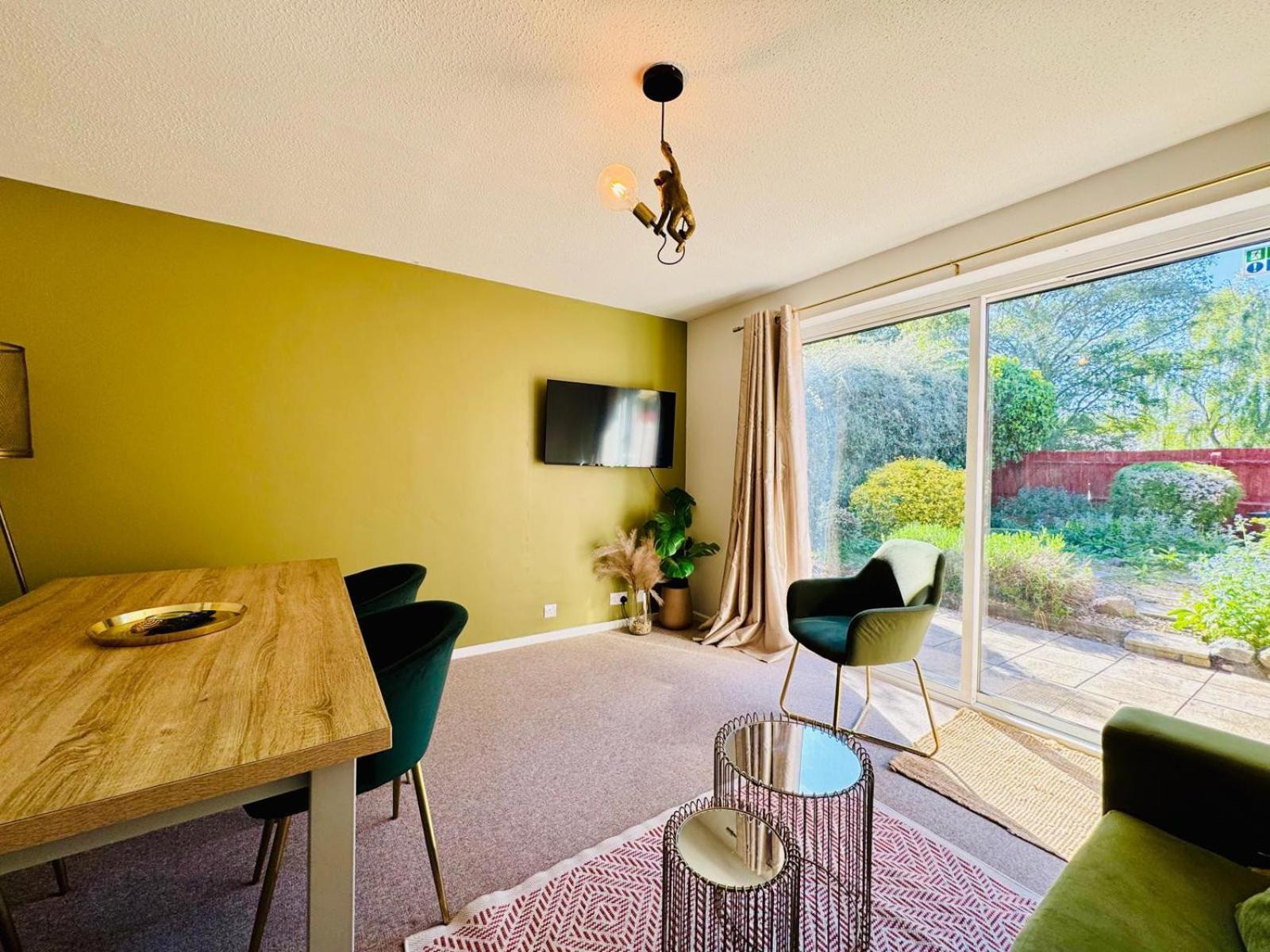Jade's Cozy Retreat: Pet-friendly 2-bed With Garden