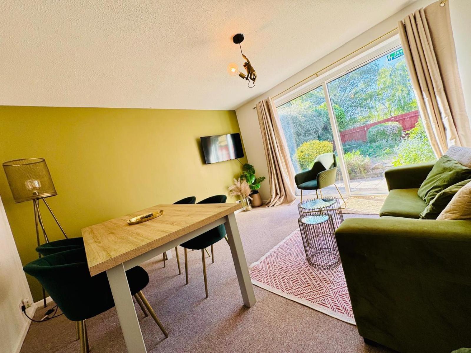 Jade's Cozy Retreat: Pet-friendly 2-bed With Garden Holiday home