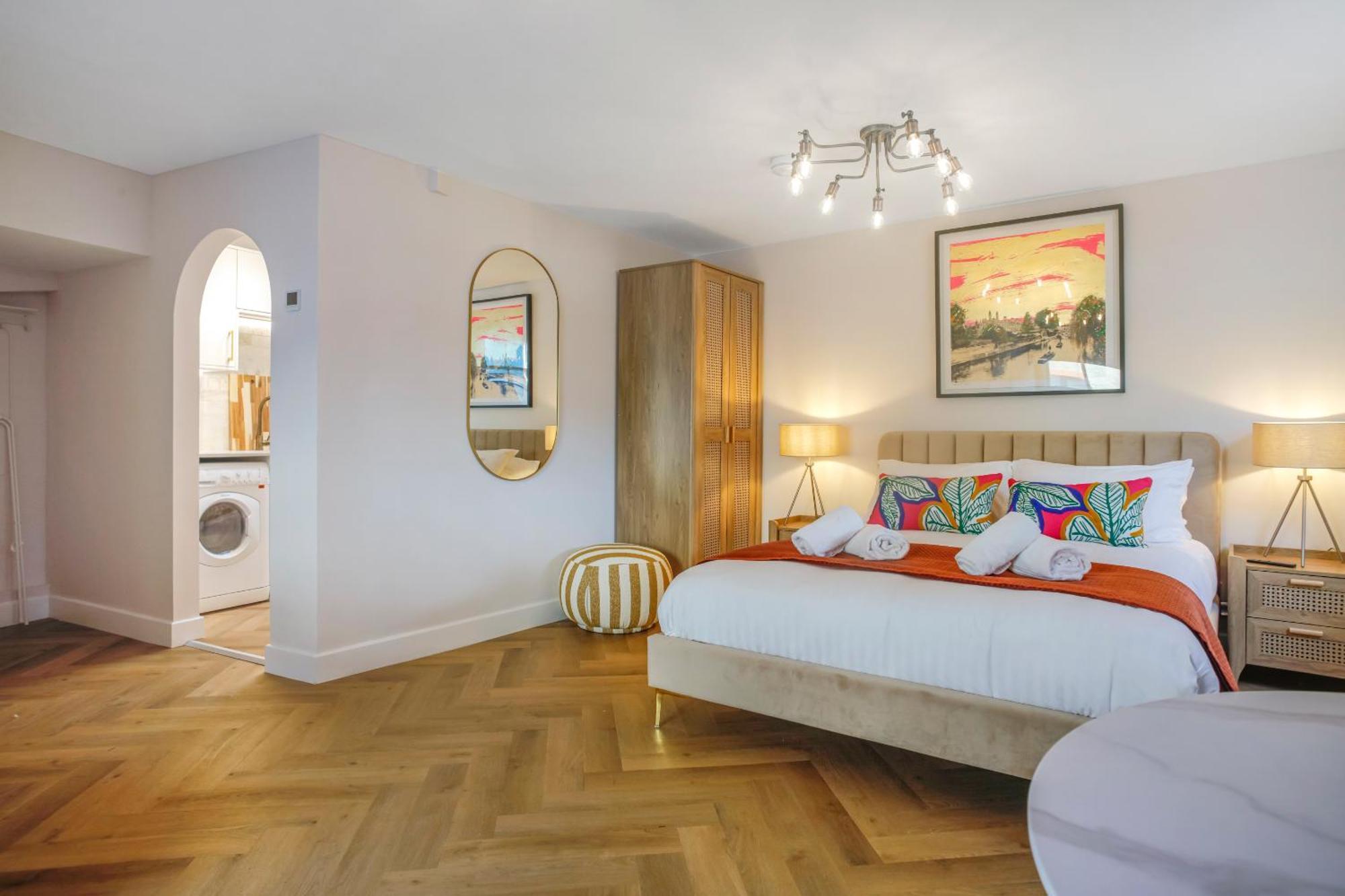 Very Location - Large Luxury By River And Centre Apartment