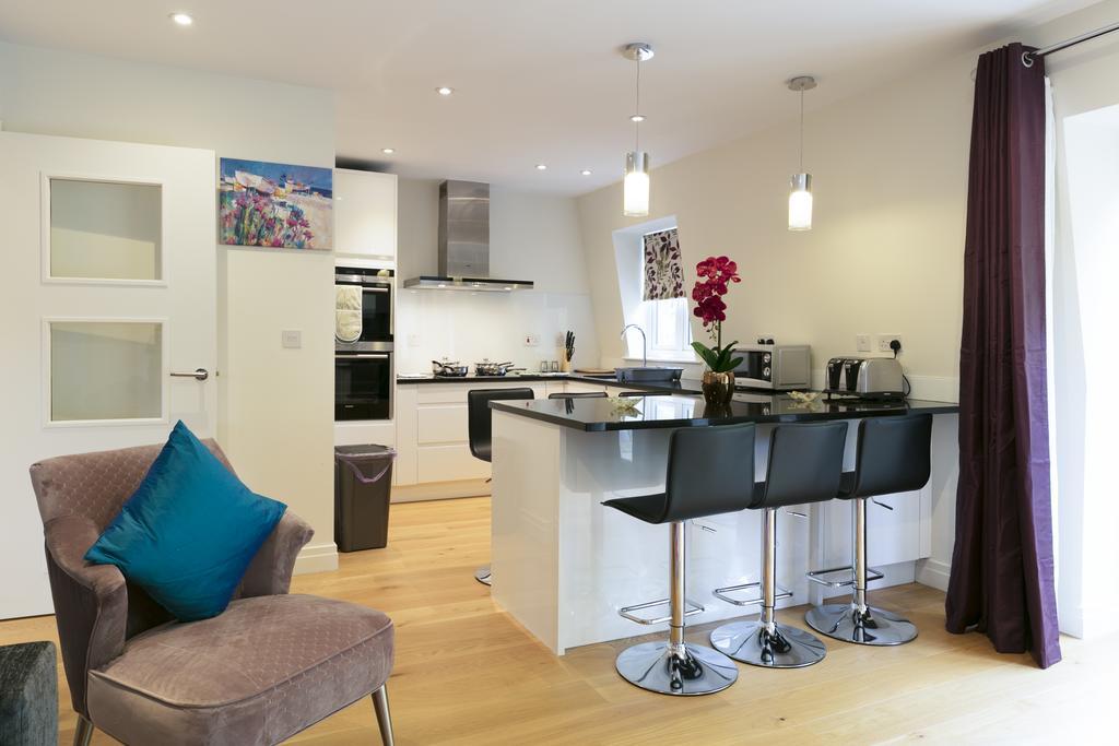 Apartment Penthouse 5 Mins Walk To Centre & Colleges With Balcony & Sleeps 6 *