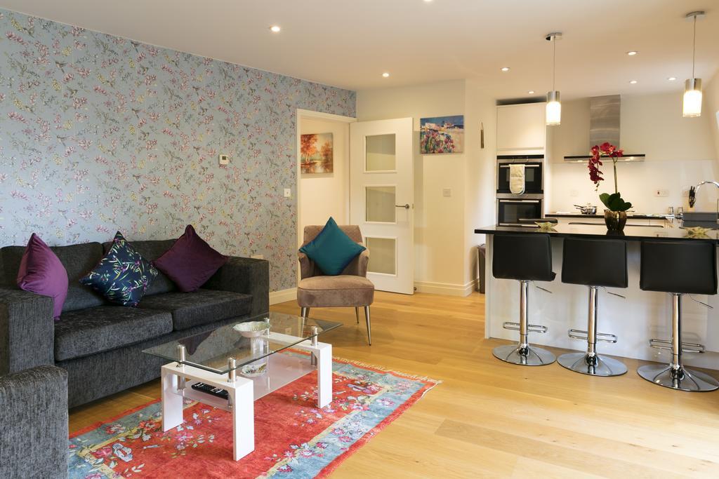 Apartment Penthouse 5 Mins Walk To Centre & Colleges With Balcony & Sleeps 6 *
