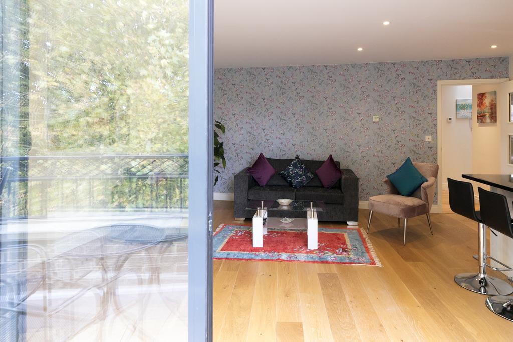 Penthouse 5 Mins Walk To Centre & Colleges With Balcony & Sleeps 6 Apartment *