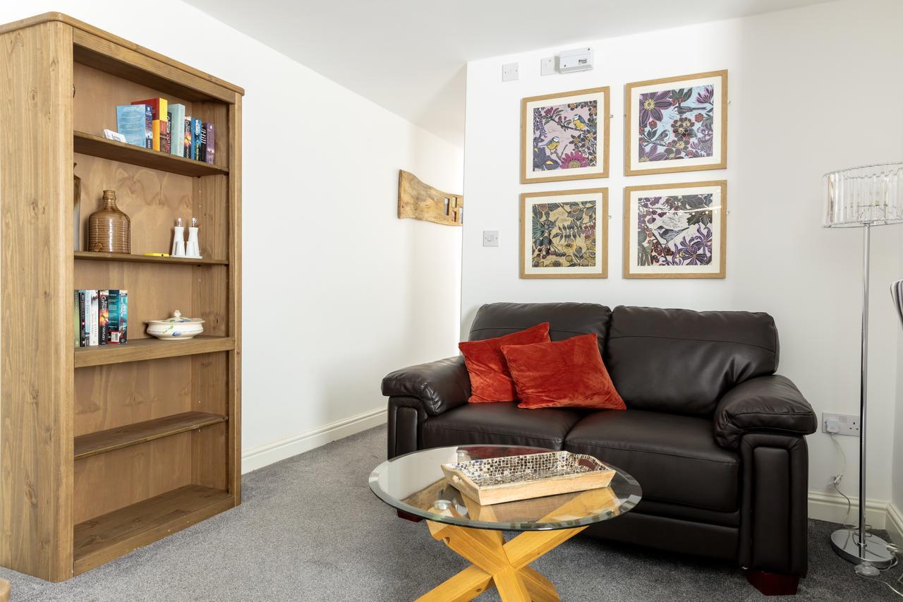 River Court Lets Apartment