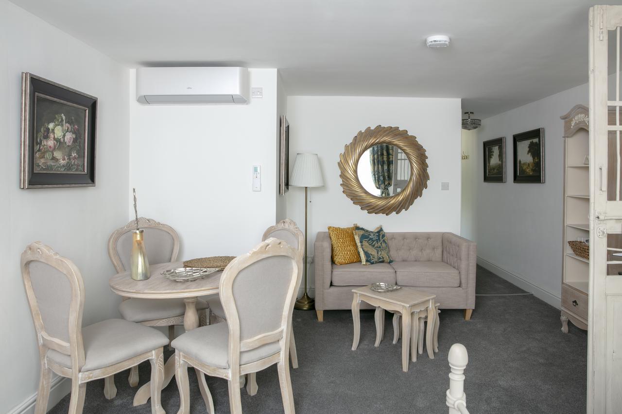 Apartment River Court Lets *