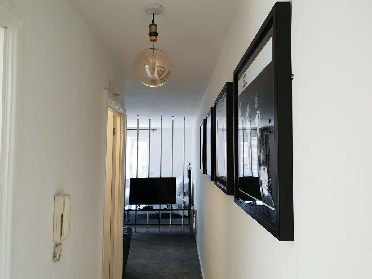 River Court Lets Apartment *