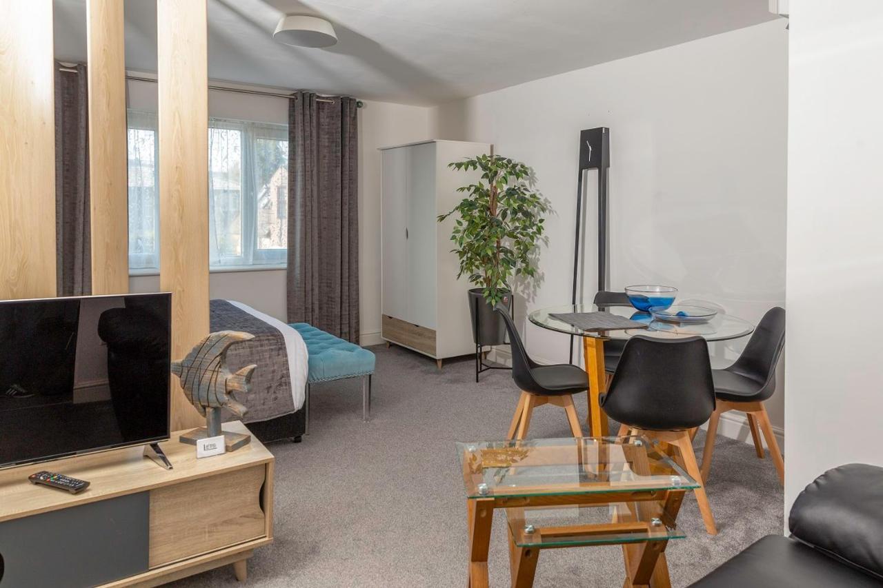 River Court Lets Apartment