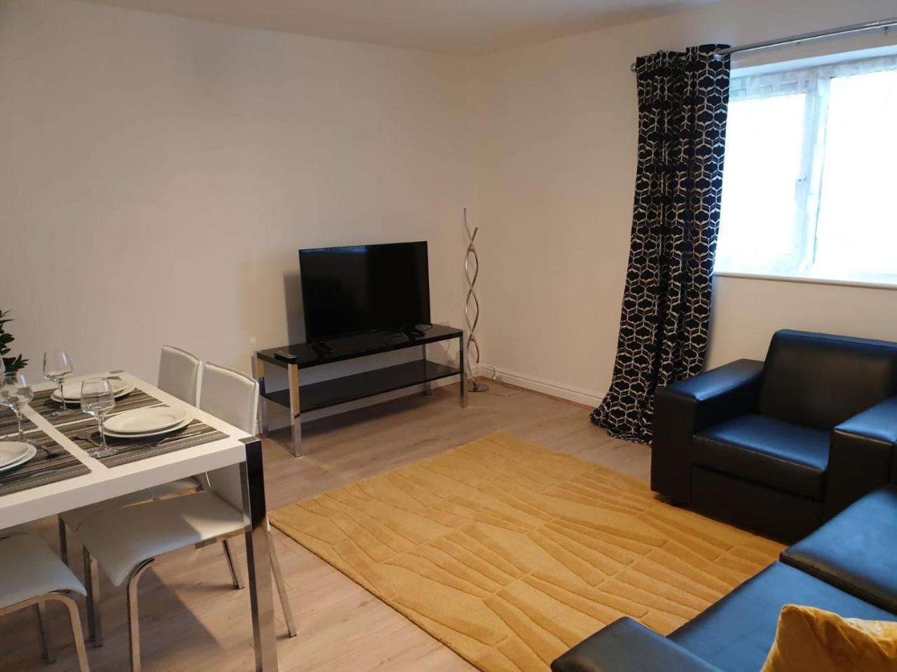 River Court Lets Apartment *