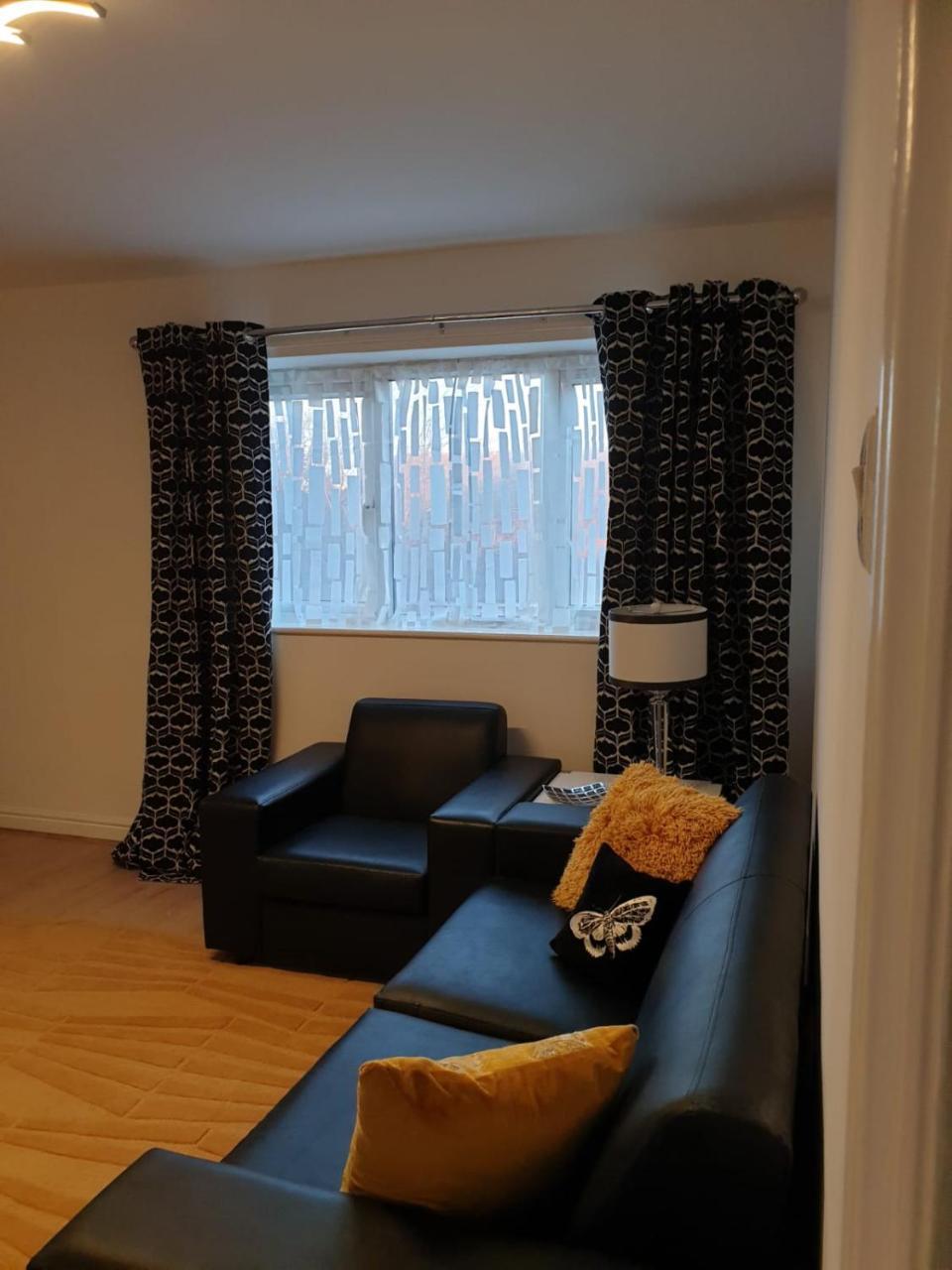 Apartment River Court Lets *