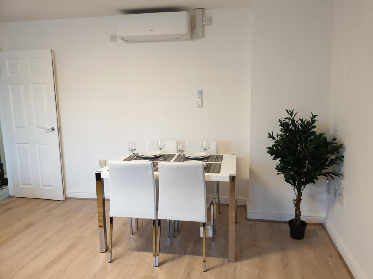 River Court Lets Apartment