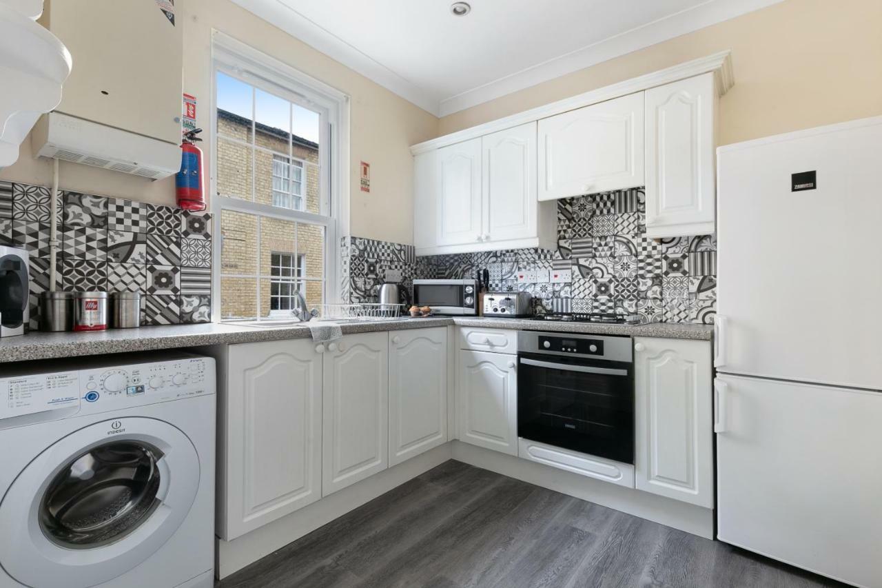 Stylish - Parking - Garden - Sleeps 6 Holiday home