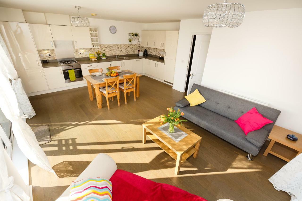 Contemporary Trumpington: Modern With Parking, Terrace & Hospital Proximity *