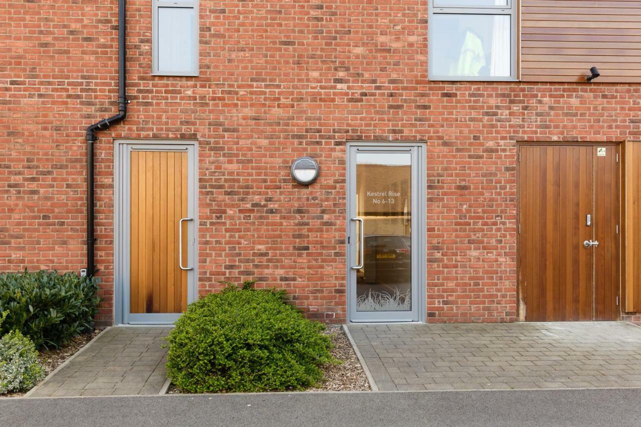 Contemporary Trumpington: Modern With Parking, Terrace & Hospital Proximity Apartment