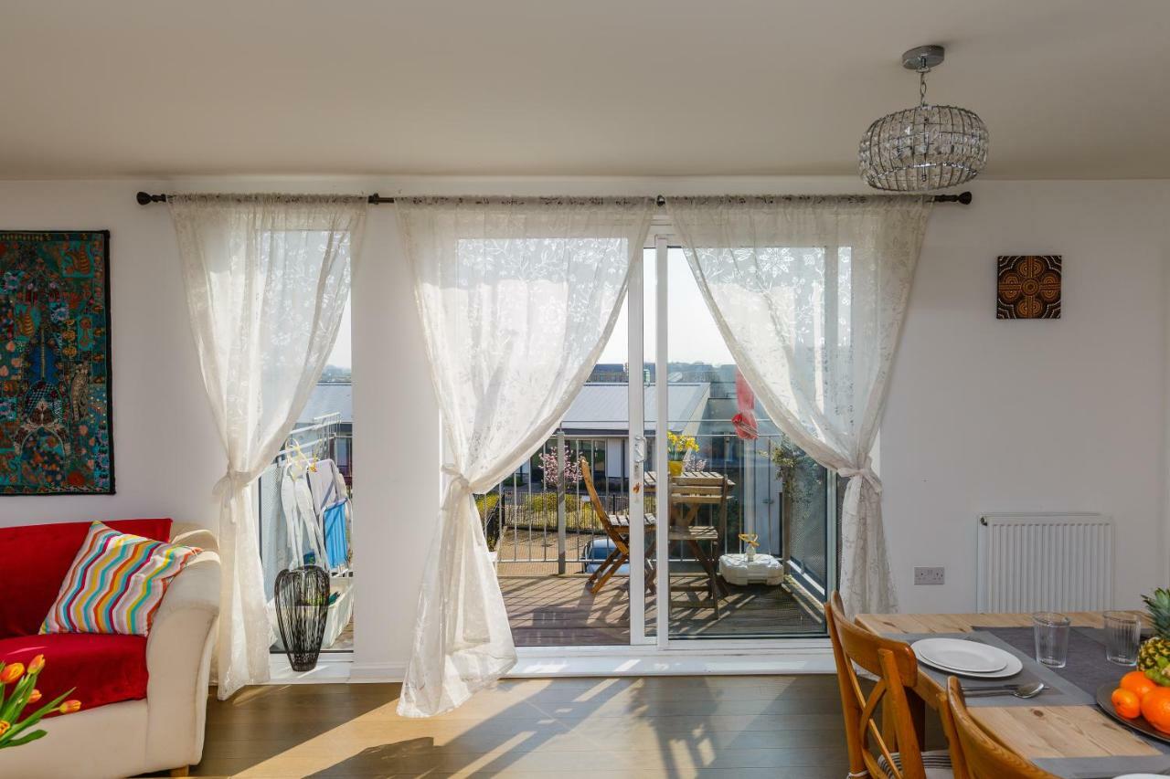 Apartment Contemporary Trumpington: Modern With Parking, Terrace & Hospital Proximity