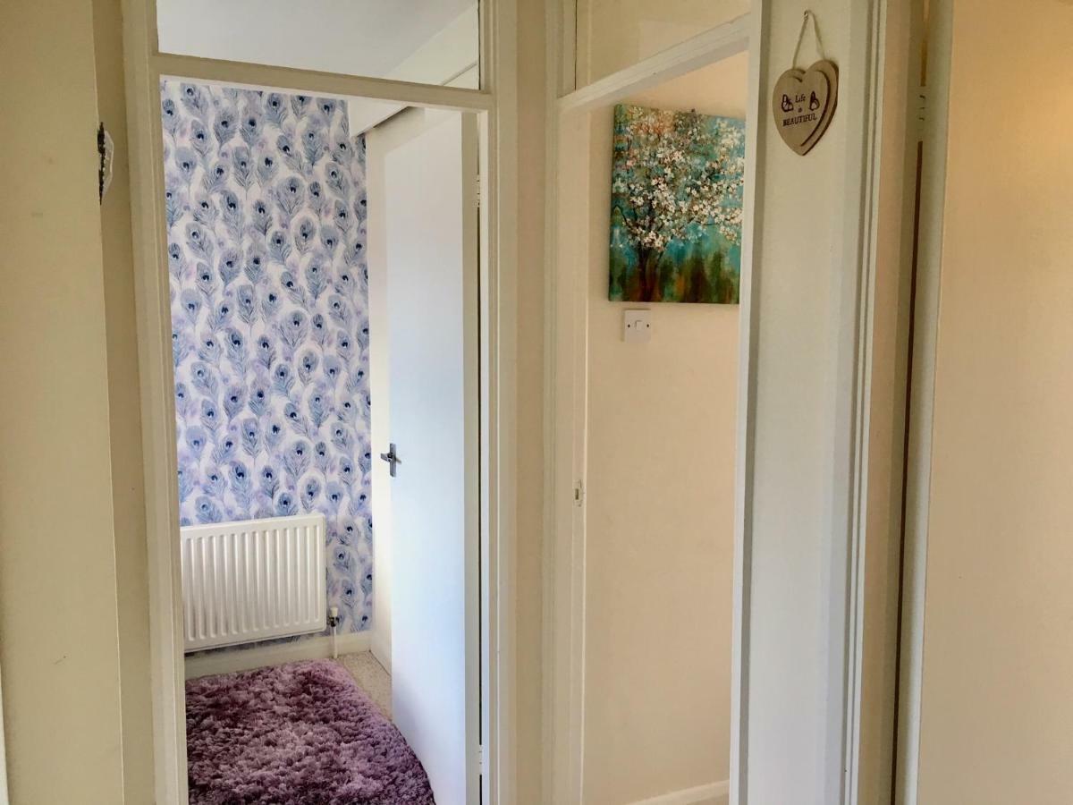 Homely & Cosy 3 Bed Birch Close House With Free Parking, Garden & Sleeps 8 Apartment