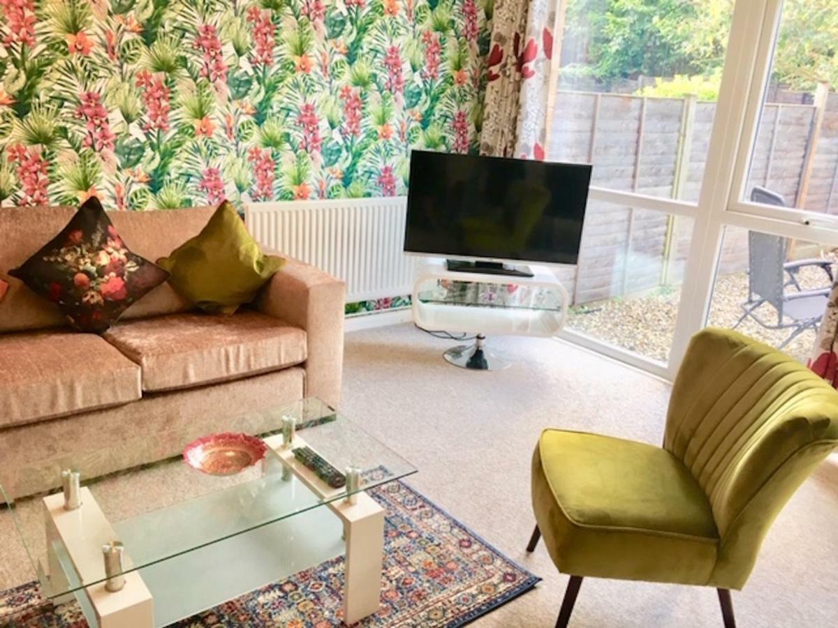 Homely & Cosy 3 Bed Birch Close House With Free Parking, Garden & Sleeps 8 *