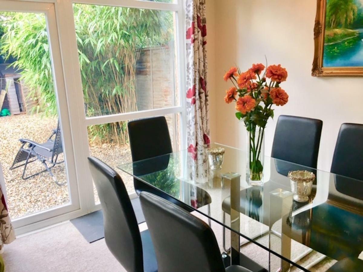 Homely & Cosy 3 Bed Birch Close House With Free Parking, Garden & Sleeps 8 Apartment Cambridge (Cambridgeshire)