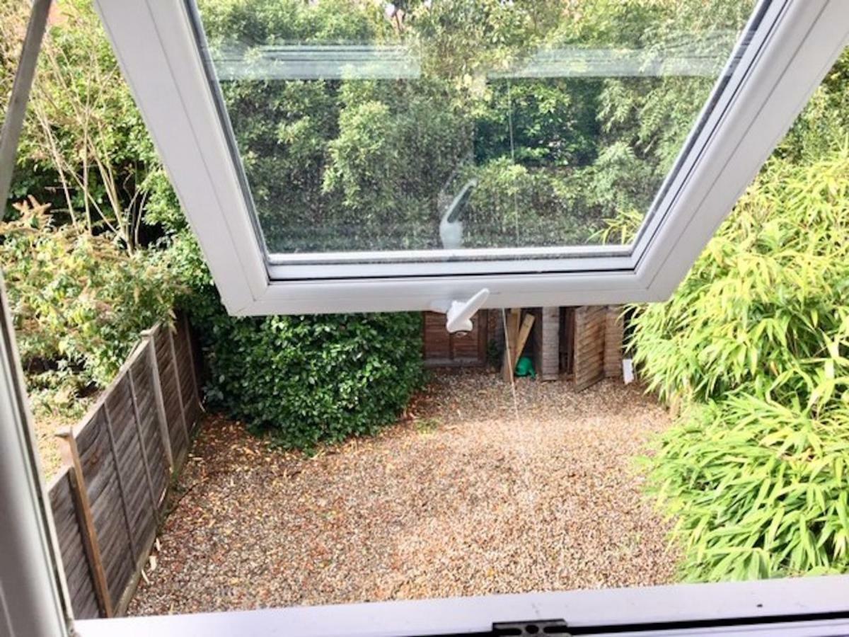 Homely & Cosy 3 Bed Birch Close House With Free Parking, Garden & Sleeps 8 Apartment