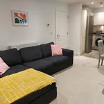 Modern Flat With Free Parking