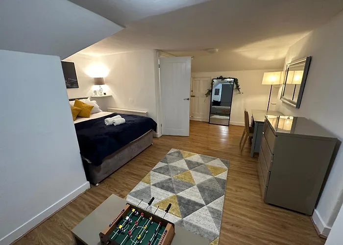 3 Bed Flat With Pool Table