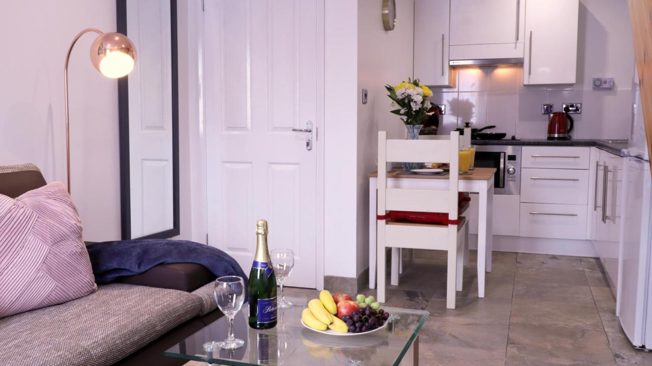 Epicsa - Family & Corporate Mews With Free Parking Apartment