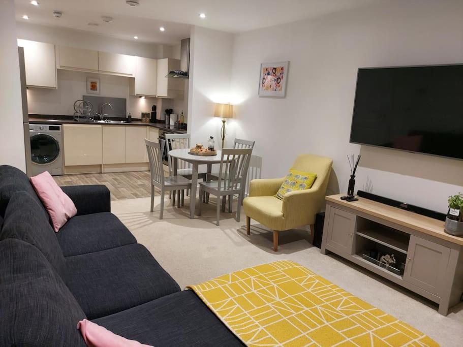 Modern Flat With Free Parking Apartment