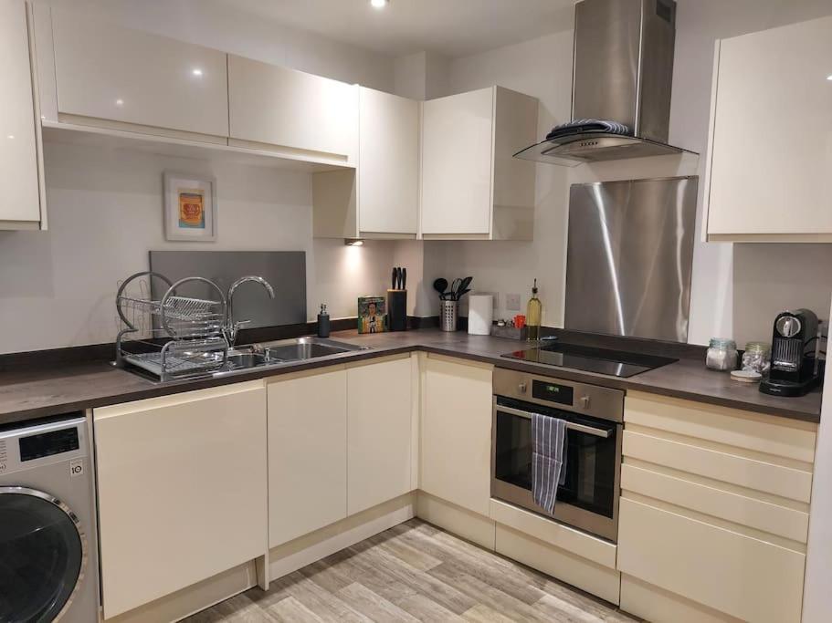 Modern Flat With Free Parking Apartment
