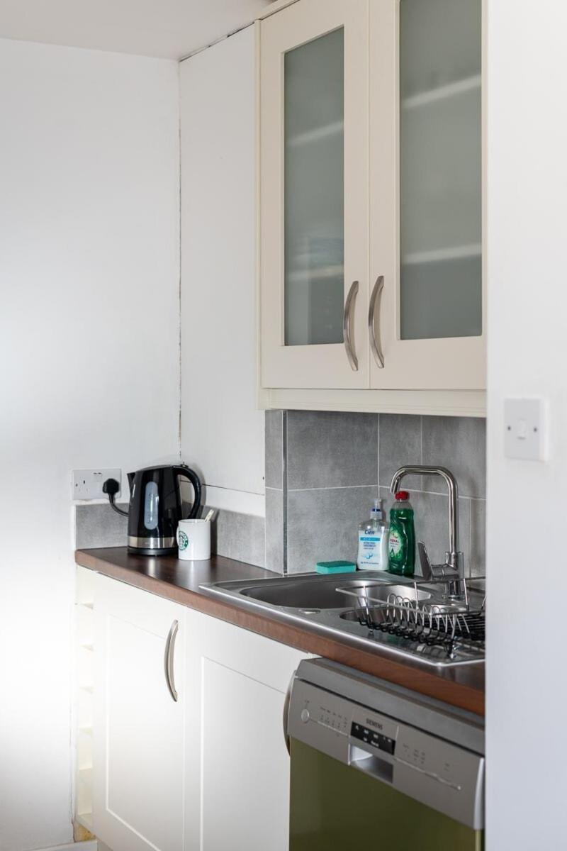 Apartment Center,2 Bedroom With Parking *