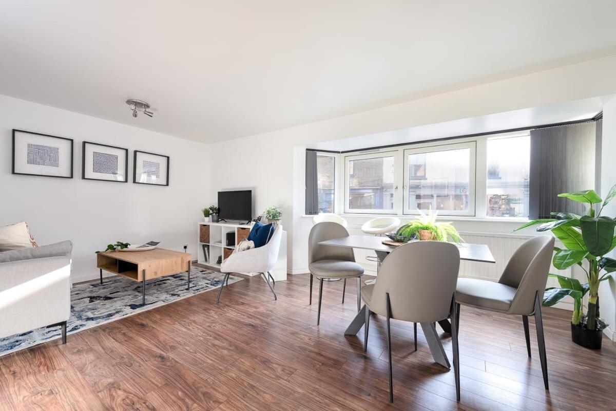 Center,2 Bedroom With Parking Apartment *