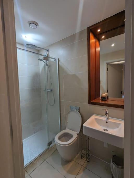 2 Bedroom Flat Apartment *