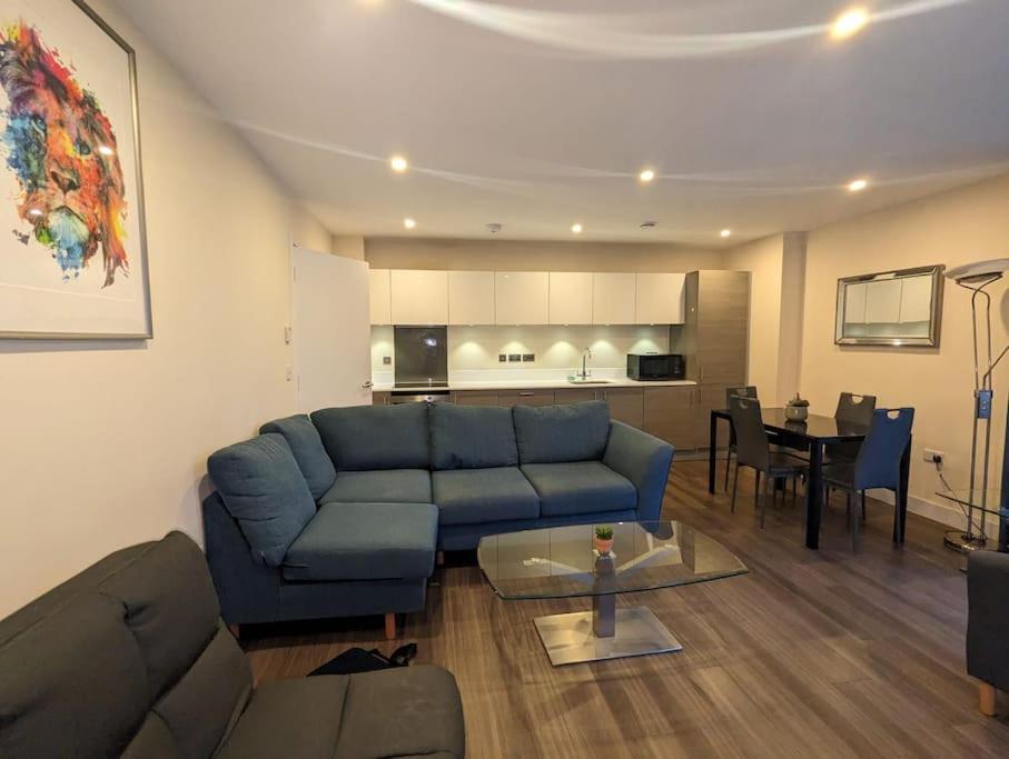 2 Bedroom Flat *