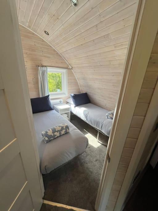 Windmill Glamping Pod With Hot Tub - The Hideaway Holiday home