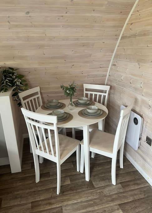 Windmill Glamping Pod With Hot Tub - The Hideaway *