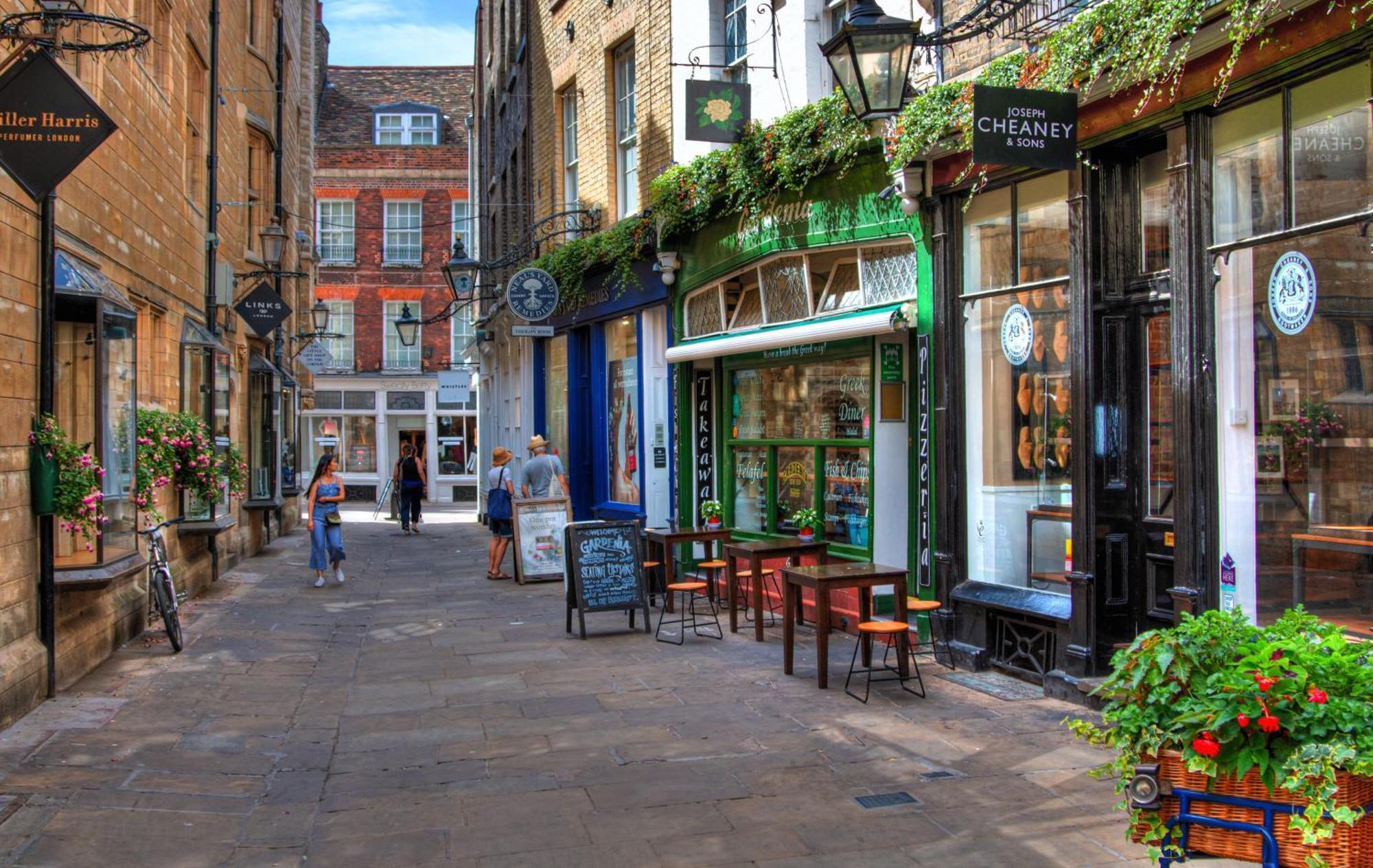 Charming Victorian Terraced House - Very - Homehost *