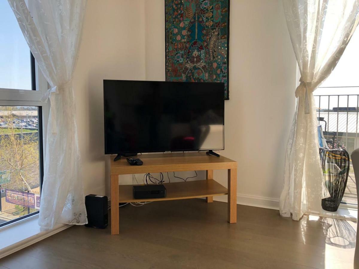 Contemporary Trumpington: Modern With Parking, Terrace & Hospital Proximity Apartment *