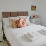 Modern & Artistic Design Humphreys Lodge - Sleep 6