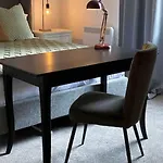 Modern Flat Near Train Station With Free Parking