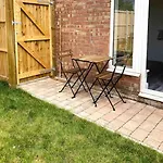 Modern Flat Near Train Station With Free Parking