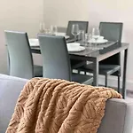 Modern Flat Near Train Station With Free Parking