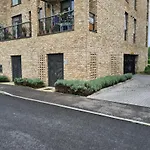 Pass The Keys Stunning And Spacious Modern Flat - Own Car Park